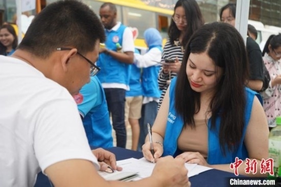 6月13日，在第20個(gè)世界獻(xiàn)血者日前夕，20名在贛留學(xué)生組團(tuán)前往血站獻(xiàn)血。吳迪 攝