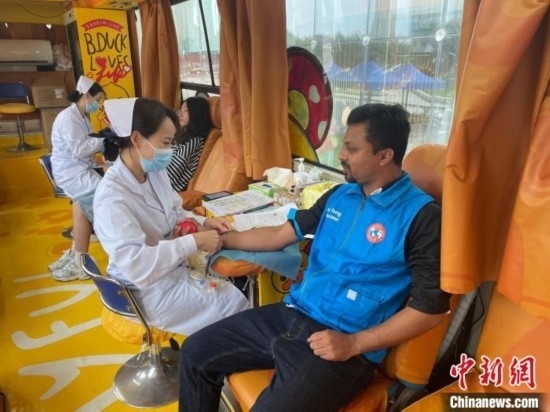 6月13日，在第20個(gè)世界獻(xiàn)血者日前夕，20名在贛留學(xué)生組團(tuán)前往血站獻(xiàn)血。吳迪 攝