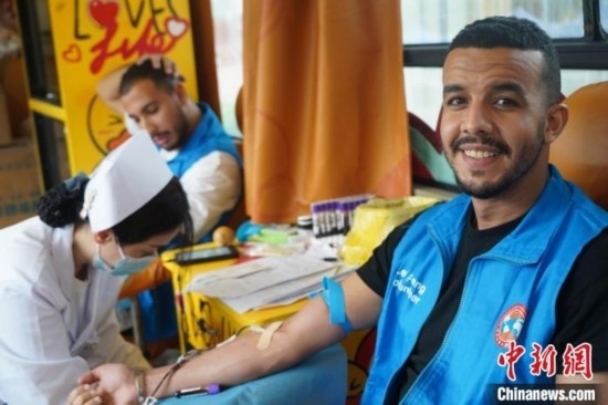 6月13日，在第20個(gè)世界獻(xiàn)血者日前夕，20名在贛留學(xué)生組團(tuán)前往血站獻(xiàn)血。吳迪 攝