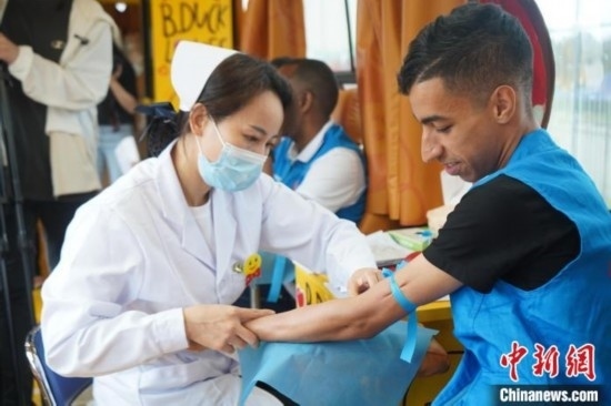 6月13日，在第20個(gè)世界獻(xiàn)血者日前夕，20名在贛留學(xué)生組團(tuán)前往血站獻(xiàn)血。吳迪 攝