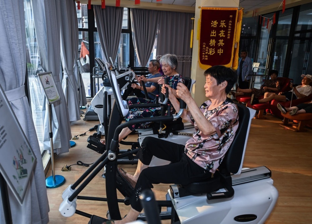 在浙江嘉興市南湖區(qū)新嘉街道電子社區(qū)鄰里中心的長者運動健康之家內(nèi)，老人們在進行器械鍛煉（2023年6月14日攝）。新華社記者 徐昱 攝