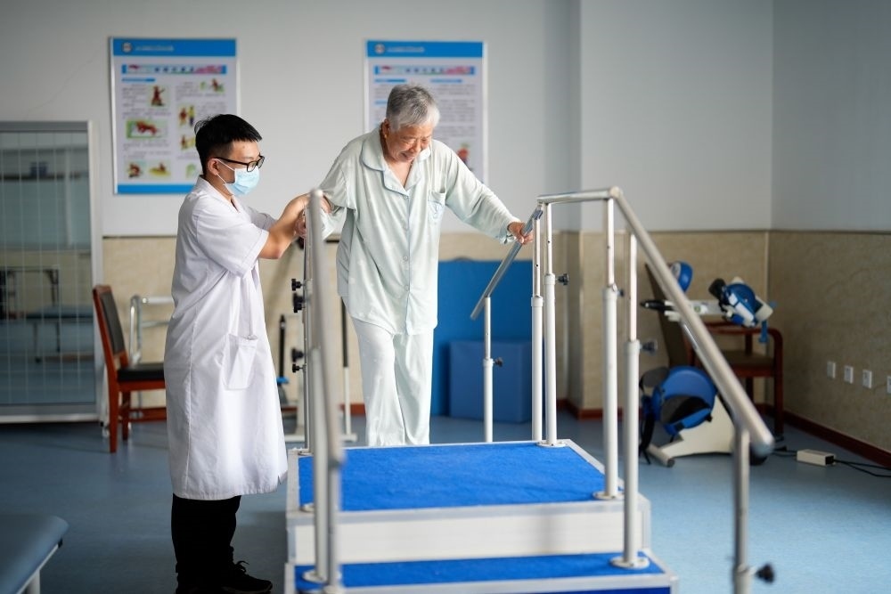 河北省灤南縣一家養(yǎng)老機構(gòu)的工作人員在指導老人進行康復訓練（2023年5月19日攝）。新華社記者 牟宇 攝