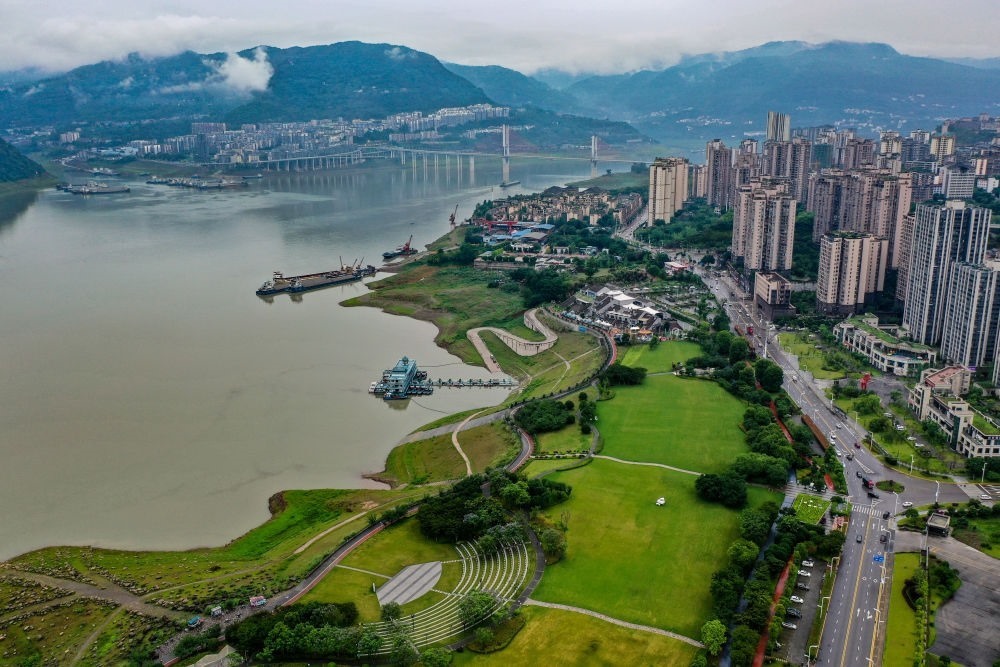 這是2023年6月7日拍攝的位于重慶市云陽縣的云陽城區(qū)環(huán)湖綠道（無人機照片）。當?shù)貙⑸鷳B(tài)治理與生態(tài)修復結(jié)合起來，兼顧城市旅游和運動休閑等功能需要，打造環(huán)縣城兩江四岸33公里綠道。新華社記者 唐奕 攝