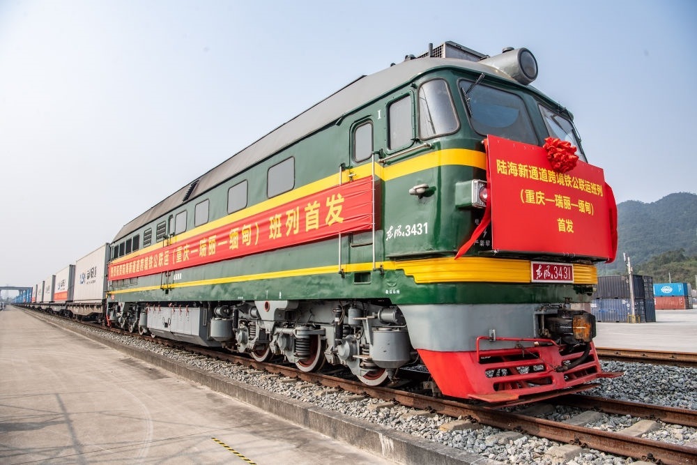 陸海新通道跨境鐵公聯(lián)運班列（重慶—瑞麗—緬甸）首發(fā)班列在重慶江津小南埡鐵路物流中心等候發(fā)車（2023年4月3日攝）。新華社記者 唐奕 攝