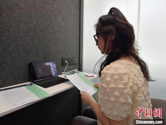 學(xué)生通過“云面試空間”進行求職面試。劉棟 攝