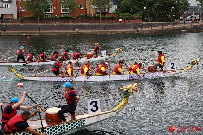 2023全英中華端午龍舟會比賽現(xiàn)場，幾支隊伍你追我趕。人民網(wǎng)記者 邢雪攝