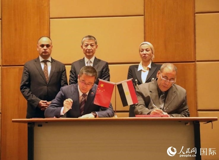 中國駐埃及使館公使張朝陽與埃環(huán)境事務(wù)署工程和項(xiàng)目管理局局長阿卜杜勒阿齊茲簽署交接證書。沈小曉攝