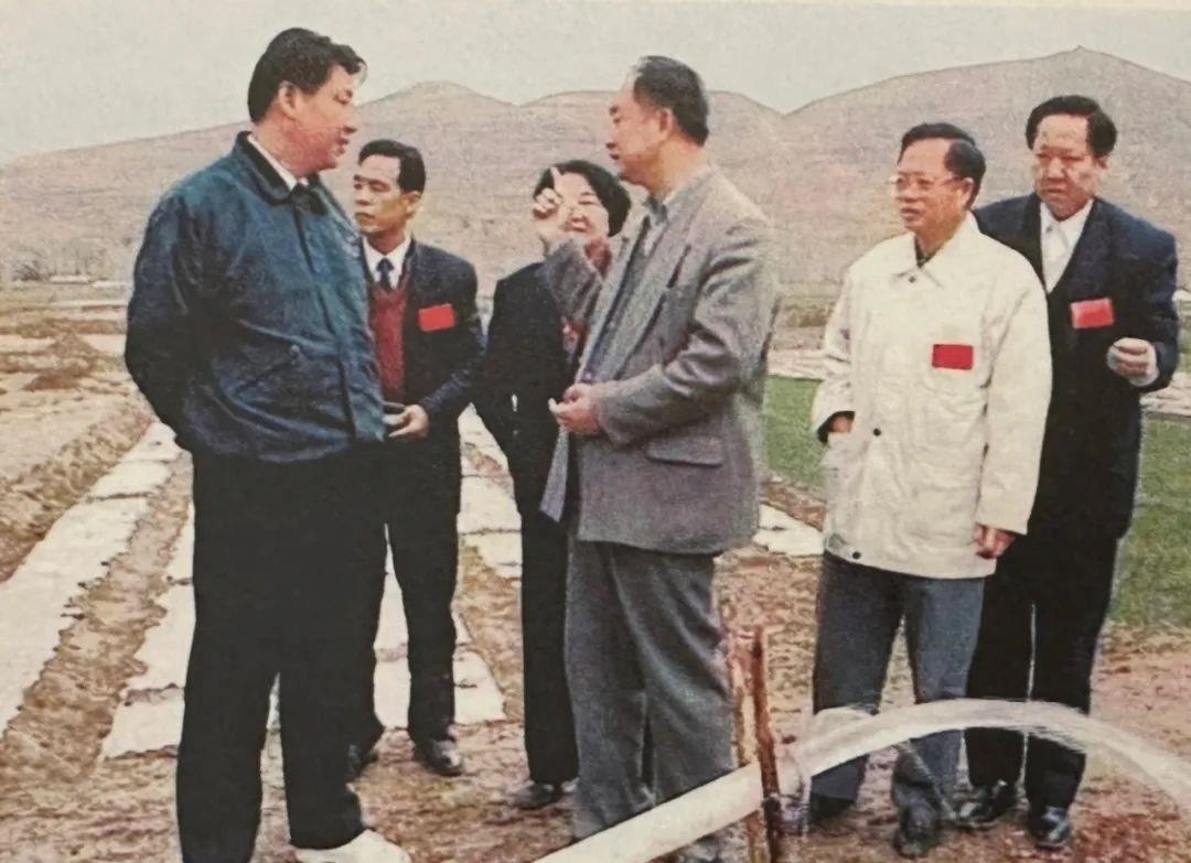 △1997年4月20日，習近平在寧夏固原市隆德縣調研。