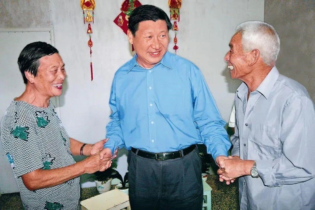 △2006年9月21日，習近平在浙江省舟山市普陀區(qū)東極鎮(zhèn)看望當?shù)貪O民。