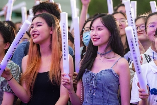 場下觀眾十分熱情。人民網(wǎng)記者 翁奇羽攝