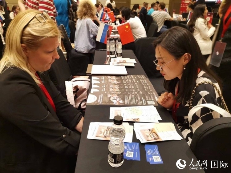 中俄旅游行業(yè)代表在北京路演活動現(xiàn)場面對面溝通。人民網(wǎng)記者 楊倩攝