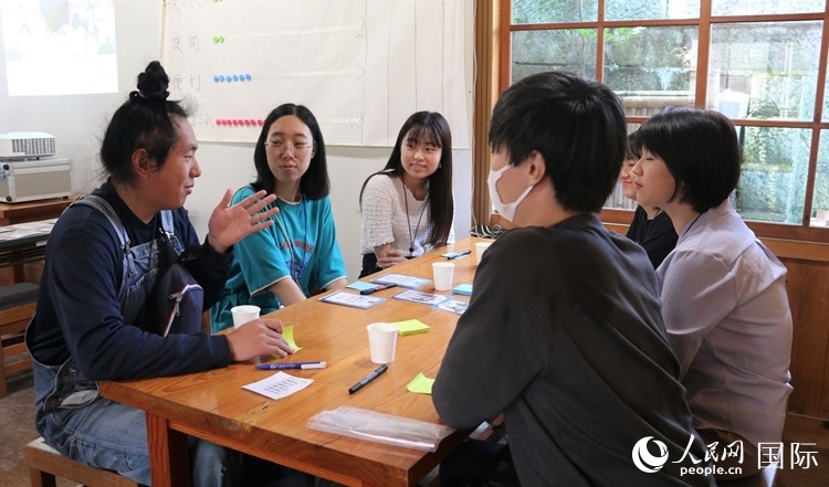 通過卡片游戲，模擬如何解決海洋垃圾問題。人民網(wǎng) 許可攝