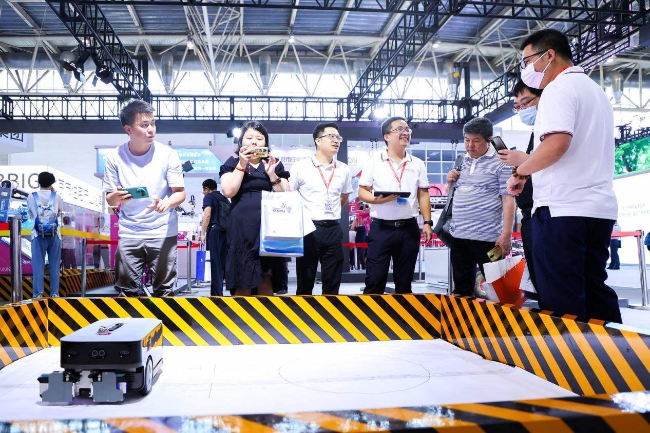 講解員向觀眾介紹智能劃線機(jī)器人。來源：受訪方供圖