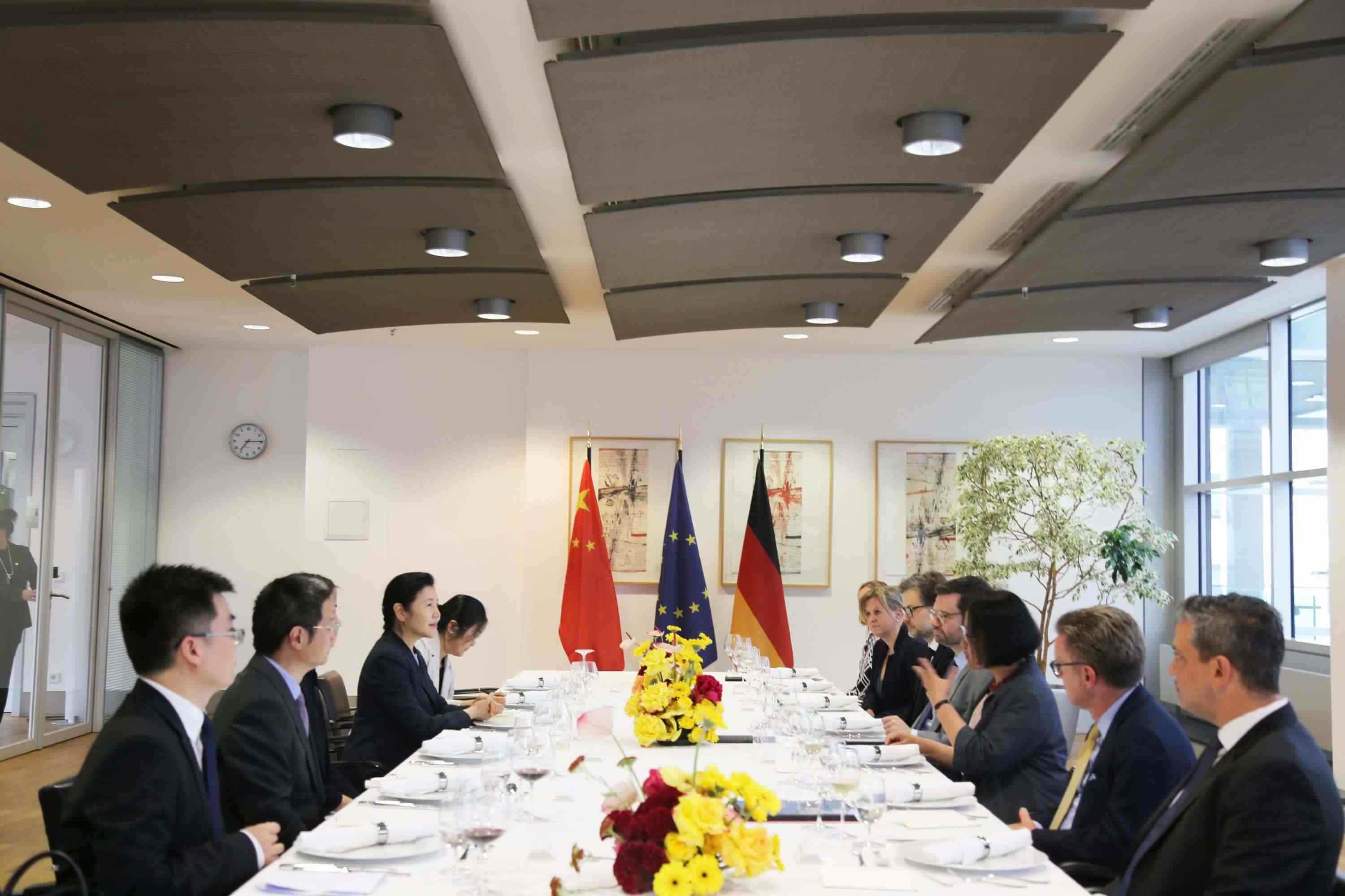 司法部長賀榮與德國聯(lián)邦司法部長布施曼舉行會談。