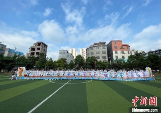 圖為學(xué)生們展示剛完成的長卷。 興業(yè)縣融媒體中心供圖