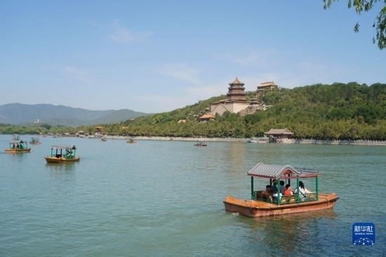 6月22日，游人在北京頤和園乘坐游船。新華社記者 任超 攝