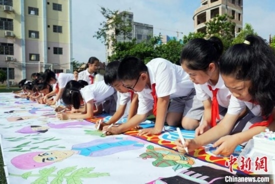 圖為學(xué)生們用手中畫筆在進(jìn)行創(chuàng)作。 興業(yè)縣融媒體中心供圖