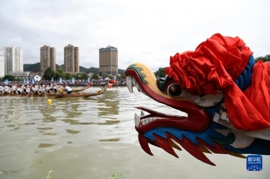 6月23日，在貴州省黔東南苗族侗族自治州施秉縣舉行的獨(dú)木龍舟節(jié)上，獨(dú)木龍舟進(jìn)行比賽。