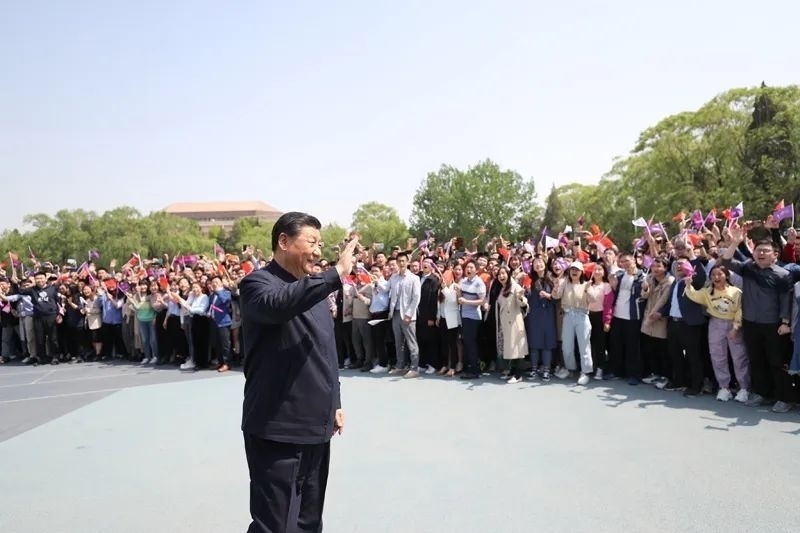 2021年4月19日，在清華大學(xué)建校110周年校慶日即將來臨之際，習(xí)近平來到清華大學(xué)考察。圖為習(xí)近平離開學(xué)校時(shí)，同師生們揮手致意。新華社記者 鞠鵬 攝