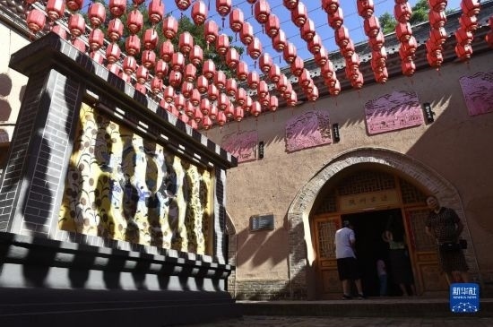 6月23日，游人在三門峽市陜州地坑院景區(qū)內(nèi)游覽。