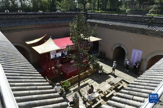 6月23日，游人在三門峽市陜州地坑院景區(qū)內(nèi)游覽。