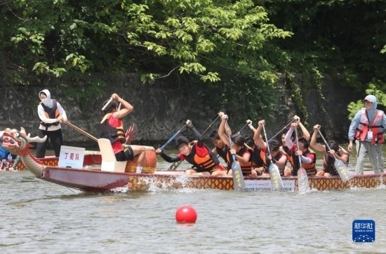 6月23日，在江蘇省宜興市舉行的龍舟競(jìng)渡賽中，參賽選手們奮力拼搏。