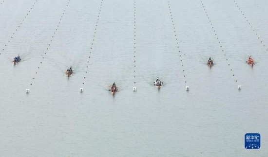 6月23日，在江蘇省泰州市水上運(yùn)動(dòng)訓(xùn)練基地，人們參加龍舟比賽（無人機(jī)照片）。