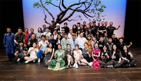 《斷金》百場演職人員合影。龍馬社供圖