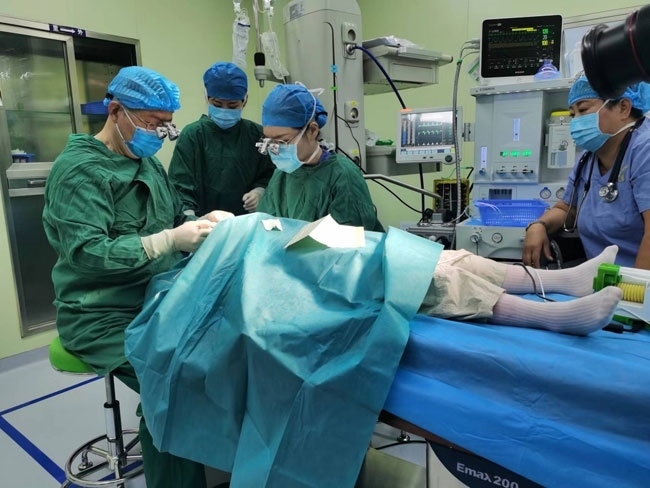 5歲的丹增貴吉正接受雙眼斜視矯正手術(shù)。人民網(wǎng)記者 李棟攝