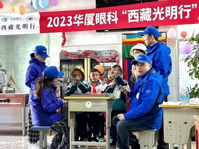 華廈眼科醫(yī)務(wù)人員對當(dāng)?shù)厣倌陜和M行近視、弱視、斜視篩查。人民網(wǎng)記者 李棟攝