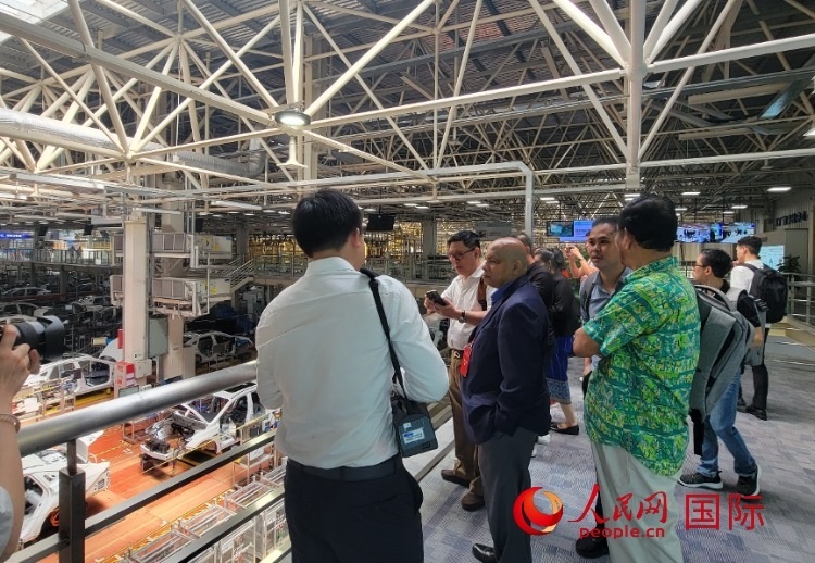 外媒記者在廣汽埃安車間參觀。人民網(wǎng) 寧玉瑛攝