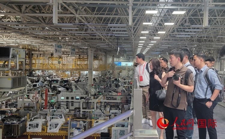 外媒記者在廣汽埃安車間參觀。人民網(wǎng) 寧玉瑛攝