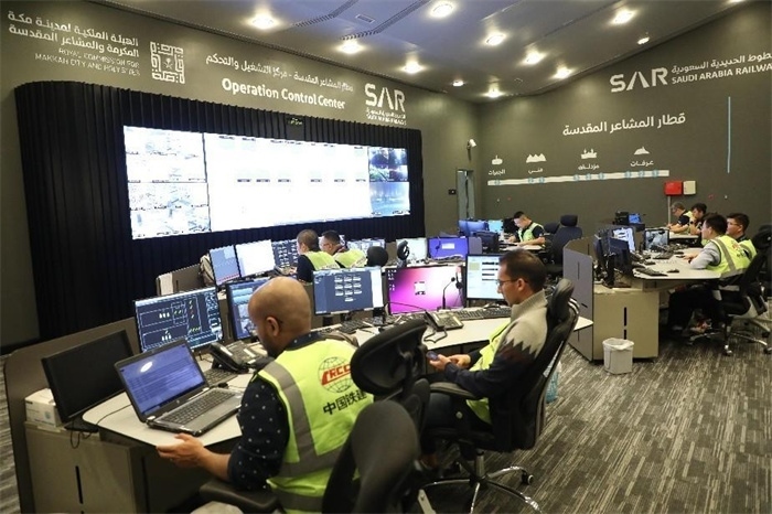 中外工作人員在控制室工作。中國鐵建供圖