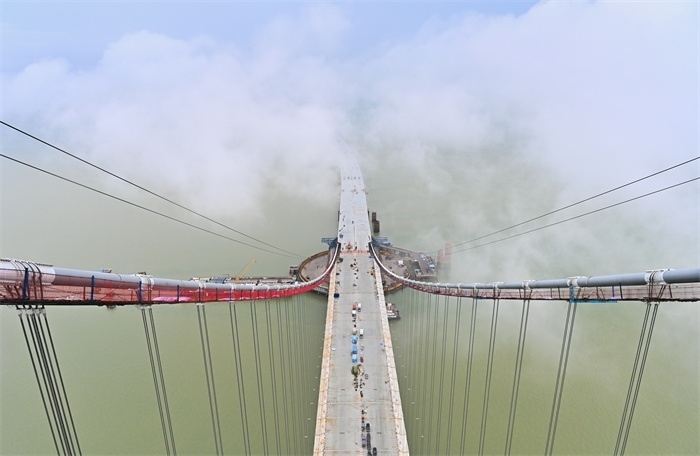 從270米高塔俯瞰深中通道伶仃洋大橋施工現(xiàn)場。（中交集團供圖）