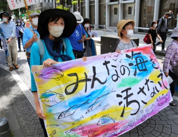 2023年6月20日，日本民眾在福島縣政府周圍舉行抗議活動，強烈反對核污水排海計劃，呼吁保護漁業(yè)資源。圖片來源：《朝日新聞》