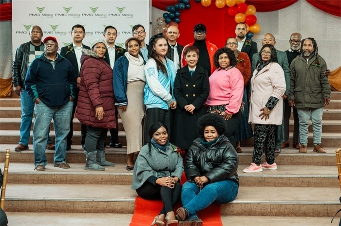 PMG礦業(yè)公司股東和管理團(tuán)隊(duì)和演講嘉賓合影。（圖片來(lái)源：廣西大錳南非PMG礦業(yè)有限公司）