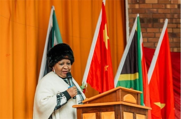 Magdeline Mokwena女士致辭。（圖片來(lái)源：廣西大錳南非PMG礦業(yè)有限公司）