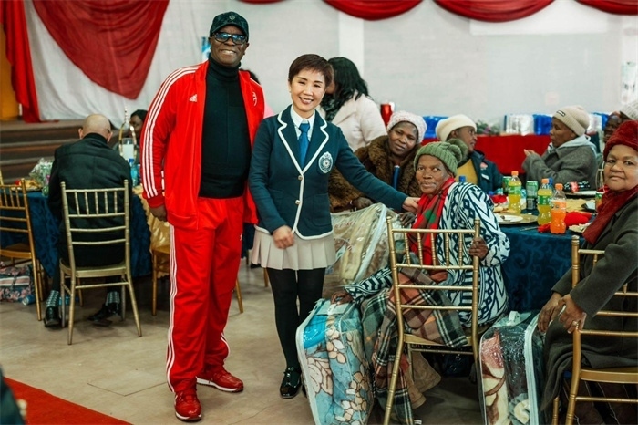 Micheal Mohala中將、黃琳與社區(qū)老人合影。（圖片來(lái)源：廣西大錳南非PMG礦業(yè)有限公司）