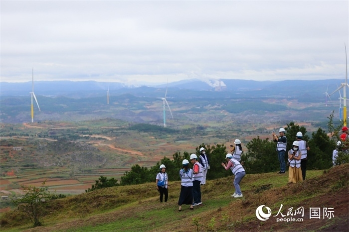 瀾湄記者團(tuán)在富源西風(fēng)電基地拍照“打卡”。（人民網(wǎng) 李發(fā)興攝）