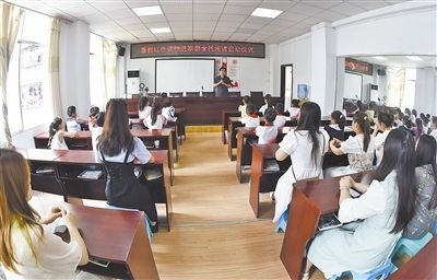  圖②：法院干警向參加活動的學(xué)生和家長講解暑假安全教育知識。