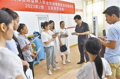  圖③：法院干警現(xiàn)場指導(dǎo)鄉(xiāng)村“代理家長”如何正確管護留守兒童。