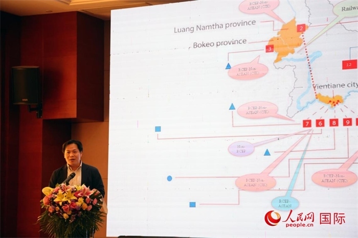 老撾計劃與投資部發(fā)展研究院院長史提羅斯·拉斯福尼在活動現(xiàn)場發(fā)言。人民網(wǎng)記者楊一攝