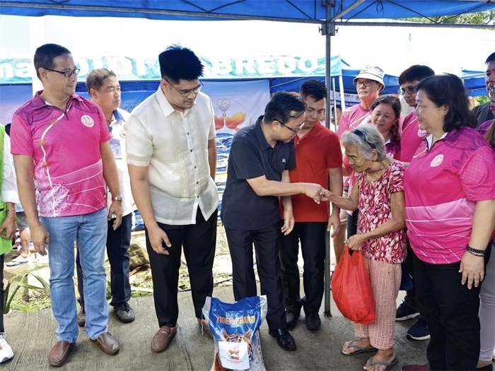 中國駐菲律賓大使館向部分馬榮火山受災(zāi)家庭分發(fā)賑災(zāi)物資。中國駐菲律賓大使館供圖