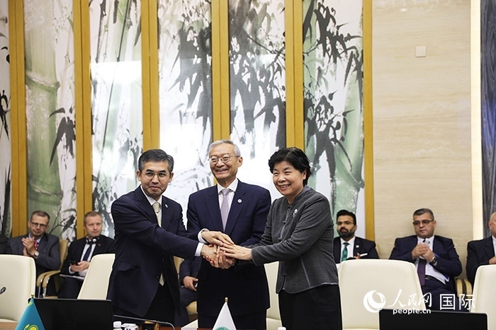 上合組織秘書處、哈駐華使館、上合組織睦鄰友好合作委員會簽署《聯合行動計劃》。人民網 俄布拉依攝