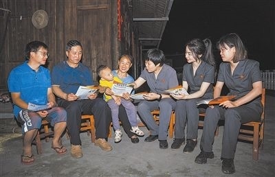 “法治屋場(chǎng)會(huì)”上，法院黨員志愿服務(wù)隊(duì)在給種植戶(hù)普及法律知識(shí)。