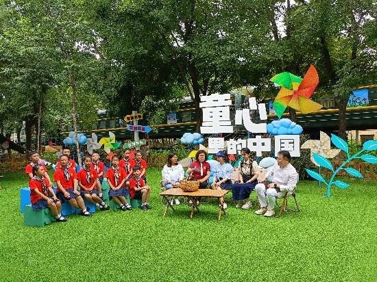 文縣東壩童聲合唱團(tuán)的孩子們?cè)谘胍暣箫L(fēng)車基地錄制節(jié)目。