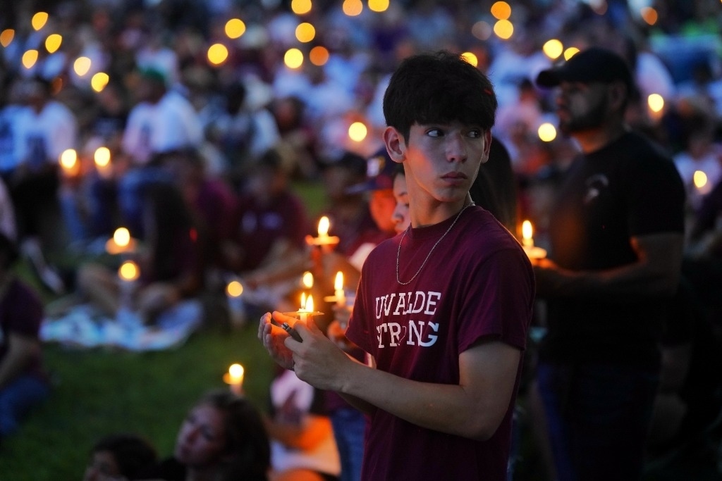 5月24日，在美國(guó)得克薩斯州小城尤瓦爾迪，人們參加守夜儀式悼念校園槍擊遇害者。當(dāng)日是美國(guó)尤瓦爾迪大規(guī)模校園槍擊事件一周年。新華社記者吳曉凌攝