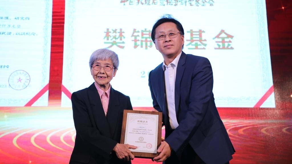 國家文物局黨組成員、副局長解冰（右）為樊錦詩（左）頒發(fā)捐贈證書。新華社記者張睿 攝