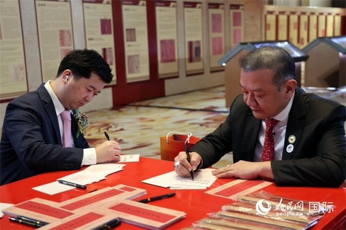 觀眾在展覽現(xiàn)場(chǎng)設(shè)置的體驗(yàn)區(qū)手寫(xiě)“批信”。人民網(wǎng)記者楊一攝