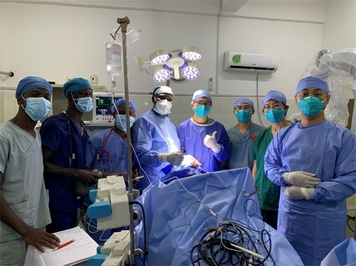 腦膿腫手術(shù)成功，全體參與手術(shù)的醫(yī)務(wù)工作者合影留念。中國(guó)第二十九批援幾內(nèi)亞醫(yī)療隊(duì)供圖
